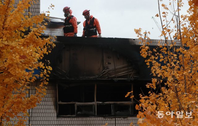 9일 오전 서울 종로구 관철동 한 고시원에서 화재가 발생해 최소 7명이 숨지고 10여 명이 부상했다. 진화작업을 마친 소방, 경찰 관계자가 화재감식을 하고 있다.