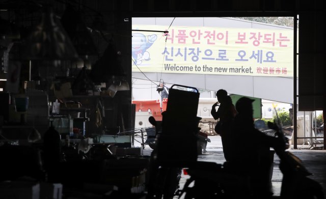 6일 서울 동작구 노량진 구(舊) 수산시장에서 상인들이 촛불을 켠채 장사하고 있다.  2018.11.6/뉴스1 © News1