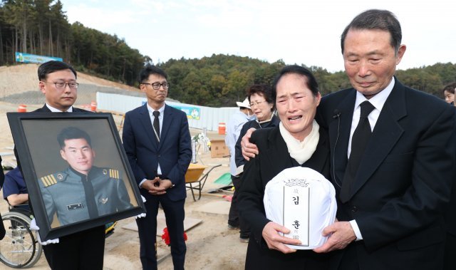 대표적 군 의문사 사건의 당사자인 고(故) 김훈 중위 안장식이 국립대전현충원에서 열렸다. 이날 안장식에서 아버지 김척 예비역 중장과 어머니 신선범 여사가 고인의 유해를 들고 오열하고 있다. 2017.10.28/뉴스1 © News1