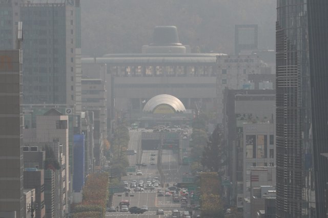 가을비가 그친 9일 오후 서울 서초구 일대가 뿌옇게 보이고 있다. 2018.11.9/뉴스1 © News1