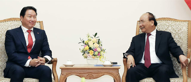 최태원 SK그룹 회장(왼쪽)이 응우옌쑤언푹 베트남 총리와 면담하고 있다. SK 제공