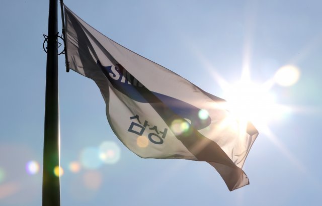 서울 서초구 삼성전자 서초사옥에서 삼성 깃발이 펄럭이는 모습/뉴스1 © News1
