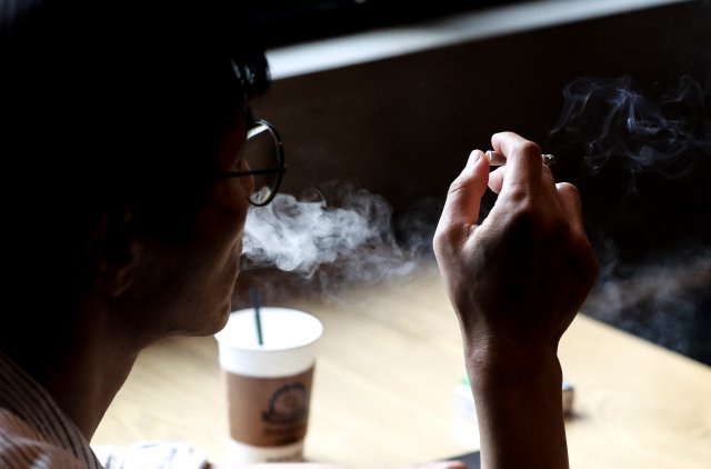 28일 한 시민이 서울 은평구에 위치한 흡연카페에서 담배를 피고 있다. 2018.6.28/뉴스1
