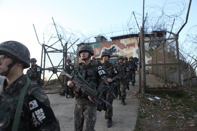 남측 군 장병들이 비무장지대 내 감시초소에서 철수를 하는 모습. (국방부 제공)