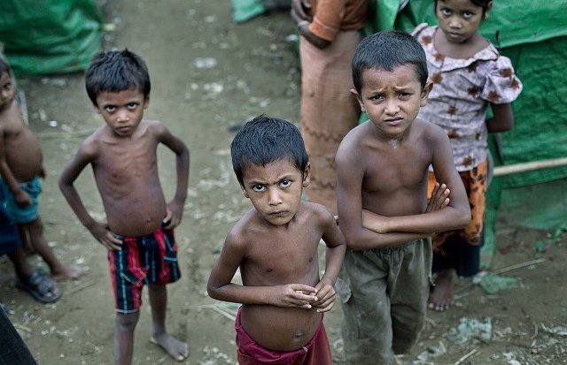 난민 캠프에 피신해 생활 중인 미얀마의 이슬람계 소수민족 로힝야족 어린이들의 모습.  AP