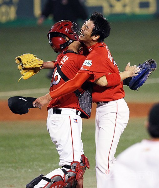 SK 와이번스 김광현(오른쪽)은 또 한번의 헹가래 투수를 꿈꾼다. 2010년 삼성 라이온즈와 한국시리즈 4차전이 끝나고 선배인 포수 박경완(현 배터리코치)에게 모자를 벗고 인사한 뒤 달려가 끌어 안았던 것처럼 말이다. 스포츠동아 DB