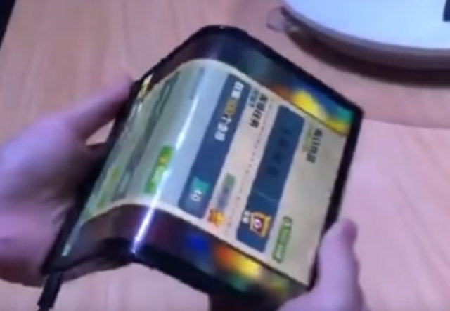 중국 스타트업 ‘로욜’이 1일부터 판매 중인 세계 최초 폴더블폰 ‘플렉스파이’가 바깥쪽으로 구부러지는 모습. 유튜브 화면 캡처