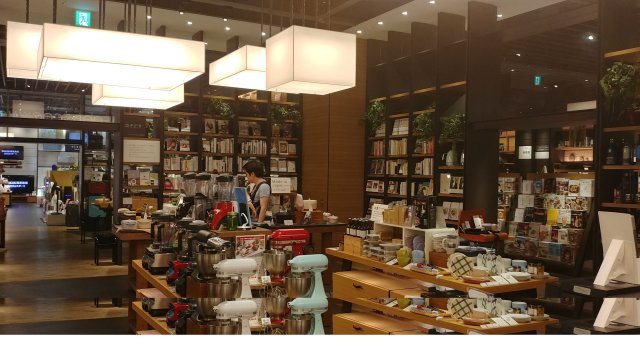츠타야 서점의 커피와 카페를 다룬 책이 꽂힌 서가 앞에 커피와 베이킹 용품이 진열돼 있다. 츠타야는 서점이라기보다 취향을 판매하는 멀티플렉스에 가깝다. 도쿄=이지운기자 easy@donga.com