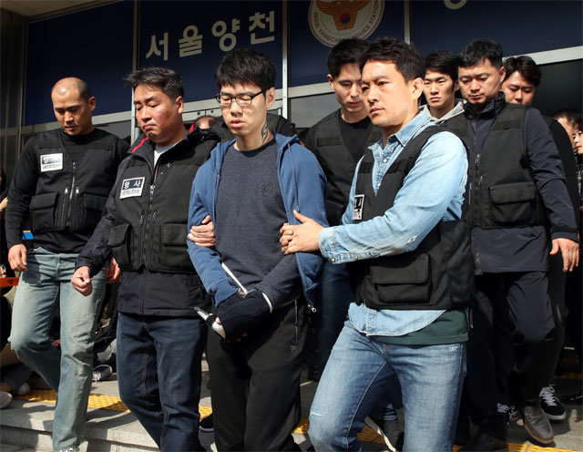 지난달 22일 공주치료감호소로 이송 중인 김성수.