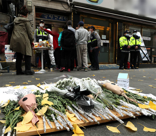 국화꽃 추모… 가족들, 짐 챙기려 고시원 찾아 11일 오전 서울 종로구 국일고시원 앞에 화재 희생자들을
 추모하기 위해 주거, 빈곤, 종교 관련 시민단체 회원들과 시민들이 헌화한 국화꽃이 놓여 있다. ‘빈곤층 주거지 화재 참사의 재발
 방지 촉구합니다’ 등의 글이 적힌 종이도 놓여 있다. 입주자의 가족들이 짐을 찾기 위해 고시원 내부로 들어가고 있다. 9일 이 
고시원 3층에서 불이 나 7명이 숨지고 10명이 다쳤다. 뉴스1