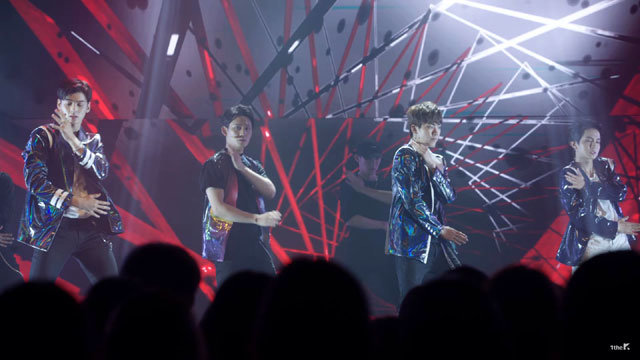 유튜브가 한국에서 처음 자체 제작한 드라마 ‘탑 매니지먼트’에서 가상의 아이돌 그룹 ‘소울’이 공연하는 장면. 유튜브 화면 캡처