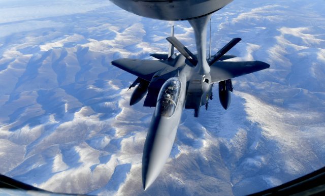 F-15K 전투기가 미 공군 공중급유기 KC-135로부터 공중급유를 받고 있다. (공군 제공) 2016.10.26/뉴스1 © News1