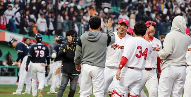 두산 베어스와 SK 와이번스는 12일 잠실에서 한국시리즈 6차전을 치른다./뉴스1 DB © News1