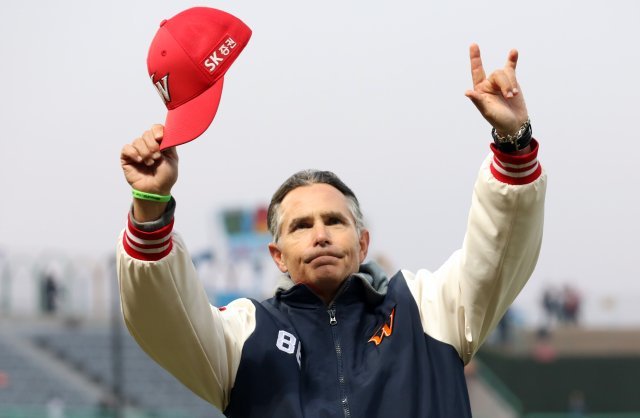 트레이 힐만 SK 와이번스 감독이 10일 오후 인천 미추홀구 SK행복드림구장에서 열린 2018 프로야구 신한은행 마이카 KBO 한국시리즈 5차전 두산 베어스와 SK 와이번스의 경기에서 4대1로 승리한 후 팬들에게 인사하고 있다. 2018.11.10/뉴스1 © News1