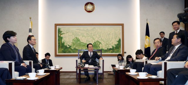 문희상 국회의장과 홍영표 더불어민주당 원내대표, 김성태 자유한국당 원내대표, 김관영 바른미래당 원내대표가 12일 서울 여의도 국회 의장실에서 회동을 갖고 있다. 2018.11.12/뉴스1 © News1