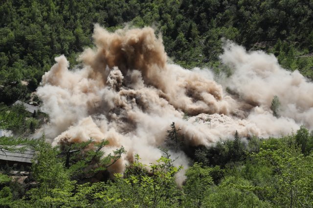 북한 핵무기연구소 관계자들이 지난 5월24일 함경북도 길주군 풍계리 핵실험장 폐쇄를 위한 폭파 작업을 했다. (사진공동취재단) 2018.5.25/뉴스1 © News1 사진공동취재단