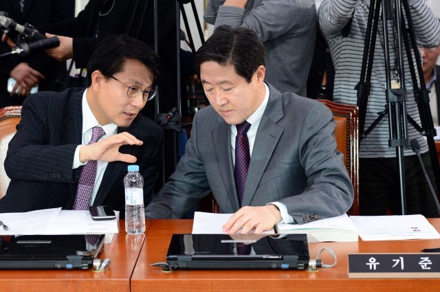 유기준  의원(오른쪽)과 윤상현 의원© News1