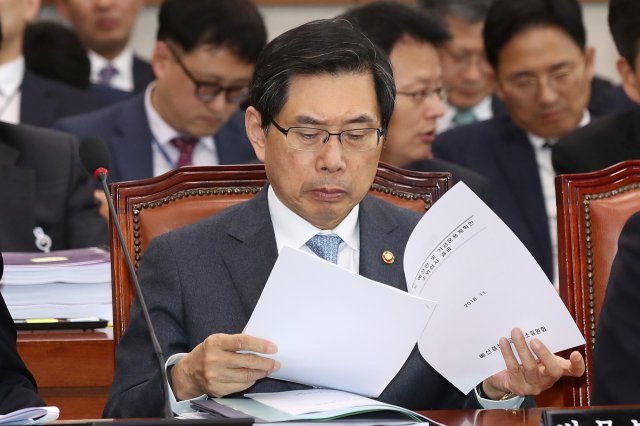 박상기 법무부 장관이 12일 서울 여의도 국회에서 열린 법제사법위원회 전체회의에 출석해 자료를 살피고 있다. 2018.11.12/뉴스1 © News1