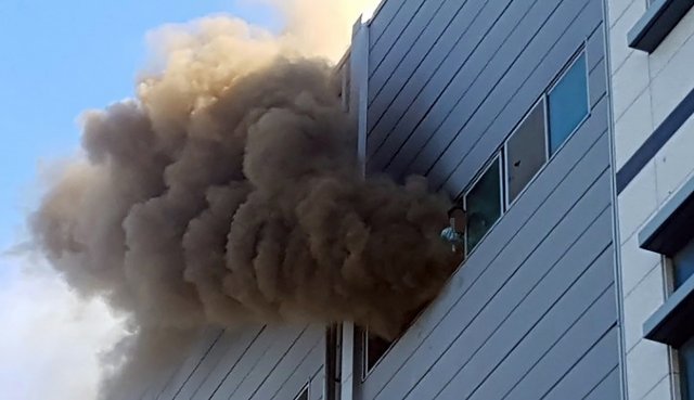 8월21일 오후 3시43분께 인천시 남동구 논현동 한 세일전자에서 화재가 발생했다. 연기가 치솟는 창으로 생존자가 구조를 요청하고 있다.이 불로 현재까지 공장 근로자 9명이 숨지고 5명이 중·경상을 입어 인근 병원으로 옮겨져 치료를 받고 있다.(인천소방본부 제공)2018.8.21/뉴스1 © News1