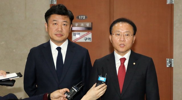 윤재옥 자유한국당 원내수석부대표와 유의동 바른미래당 원내수석부대표가 12일 서울 여의도 국회 정론관에서 여·야·정 국정상설협의체 합의문 이행 추진을 위한 3당 실무 TF(정책위의장+원내수석부대표) 제1차 회의 불참관련 기자회견을 마치고 취재진 질문에 답변하고 있다. 2018.11.12/뉴스1 © News1