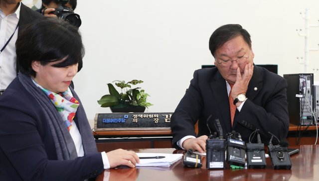 김태년 더불어민주당 정책위의장(오른쪽)이 12일 오후 서울 여의도 국회에서 예정된 여·야·정 국정상설협의체 합의문 이행 추진을 위한 3당 실무 TF가 윤재옥 자유한국당 원내수석부대표, 유의동 바른미래당 원내수석부대표 등의 불참으로 취소되자 생각에 잠겨 있다. 왼쪽은 서영교 원내수석부대표. 2018.11.12/뉴스1 © News1