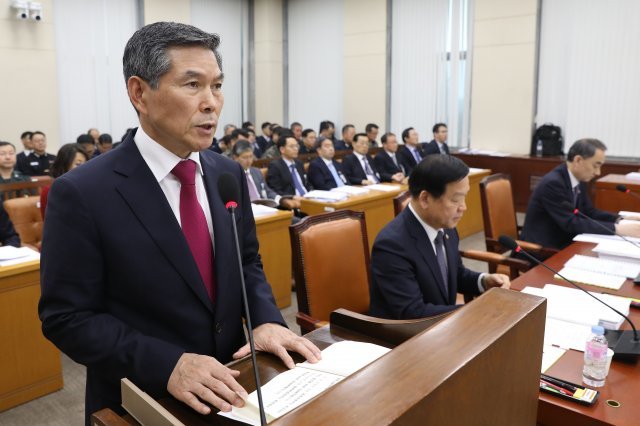 정경두 국방부 장관이 8일 오후 서울 여의도 국회에서 열린 국방위원회 전체회의에서 2019년도 예산안 및 기금운용계획안을 제안설명 하고 있다. 2018.11.8/뉴스1 © News1 임