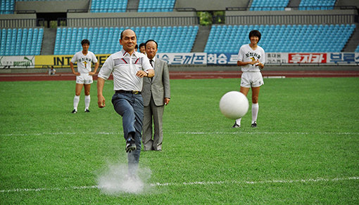 포스코 박태준 명예회장의 축구사랑은 각별했다. 그의 선견지명 덕분에 포항 스틸러스는 명문구단의 초석을 다질 수 있었다. 육성을 중시한 박 명예회장은 축구유망주 발굴에도 앞장섰다.
