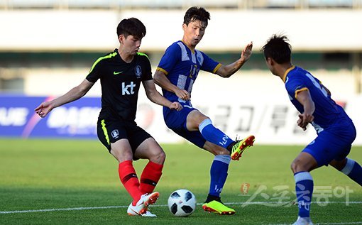한국 남자 축구대표팀 김정민(맨 왼쪽). 스포츠동아DB