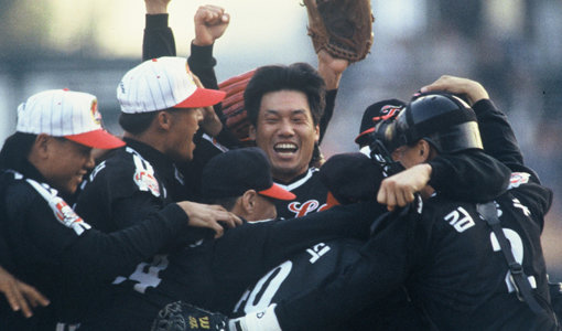 1994년 한국시리즈 우승 순간 동료들과 함께 환호하고 있는 김용수(가운데)의 모습. 사진제공｜LG 트윈스
