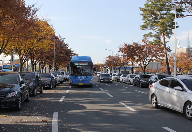 대구국제공항이 최근 이용객 급증으로 심각한 주차난을 앓고 있다. 최근 공항 순환도로의 가장자리를 차지한 불법주차 차량들 사이로 시내버스와 승용차가 지나가고 있다. 한국공항공사 대구지사 제공