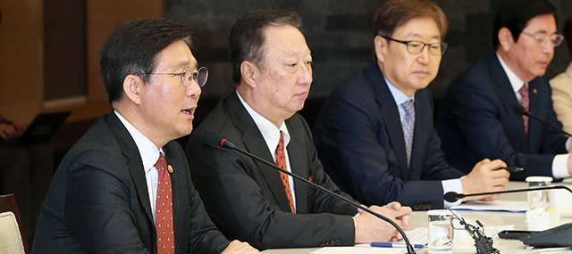 12일 서울 대한상공회의소에서 열린 ‘대한상의 회장단 간담회’에서 성윤모 산업통상자원부 장관(왼쪽)이 발언하고 있다. 이날 
간담회에는 박용만 대한상의 회장(왼쪽에서 두 번째) 등 대한·서울상의 회장단 15명이 참석했다. 산업통상자원부 제공