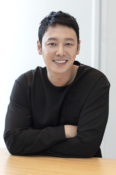 배우 김동욱은 지난해 영화 ‘신과함께-죄와 벌’로 시작해 올해 ‘신과함께-인과 연’과 최근 종영한 OCN ‘손 더 게스트’까지 잇달아 성공을 거뒀다. 연기 활동에 열심이지만 결혼 등 미래에 대한 고민도 깊은 그는 “이상형의 폭이 예전보다 넓어졌다”고 했다. 사진제공｜키이스트