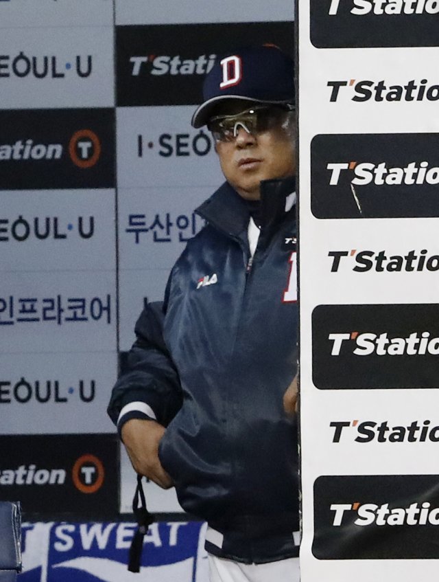 12일 오후 서울 송파구 잠실야구장에서 열린 ‘2018 프로야구 신한은행 마이카 KBO 한국시리즈’ 6차전 두산 베어스와 SK 와이번스의 경기에서 김태형 두산 감독이 경기를 지켜보고 있다. 2018.11.12/뉴스1 © News1