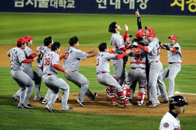 12일 서울 잠실야구장에서 열린 2018 프로야구 신한은행 마이카 KBO 한국시리즈 6차전 SK 와이번스와 두산 베어스의 경기에서 연장 13회 접전 끝에 5대 4로 두산에 승리하며 한국시리즈 우승을 차지한 SK 선수들이 환호하고 있다.2018.11.12/뉴스1 © News1