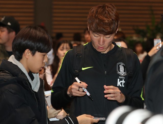 대한민국 남자축구국가대표팀 황의조가 12일 인천공항 제2터미널 출국장에서 호주 원정 친선 경기를 위해 출국에 앞서 팬에게 사인을 해주고 있다. 대한민국 남자축구국가대표팀은 12일 호주, 20일 우즈베키스탄과 각각 경기를 치른다. © News1