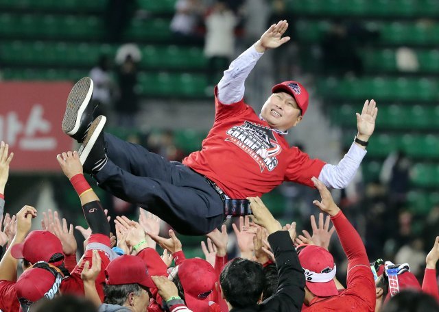 12일 오후 서울 송파구 잠실야구장에서 열린 2018 프로야구 신한은행 마이카 KBO 한국시리즈 6차전 두산 베어스와 SK 와이번스의 경기에서 우승을 차지한 SK 선수들이 최태원 SK그룹 회장을 헹가래 치고 있다. SK 와이번스는 지난 2010년 이후 8년만에 정상을 탈환했다. © News1