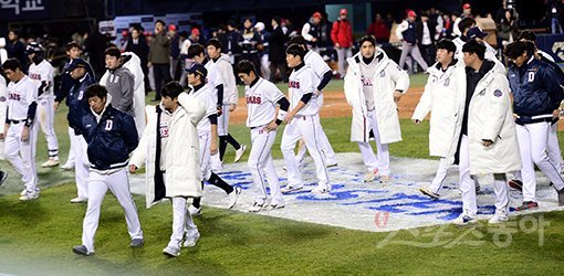 12일 서울 잠실야구장에서 ‘2018 신한은행 마이카 KBO리그’ 두산 베어스와 SK 와이번스의 한국시리즈 6차전 경기가 열렸다. SK에 패하며 준우승을 거둔 두산 선수들이 그라운드를 빠져나가고 있다. 잠실｜김민성 기자 marineboy@donga.com