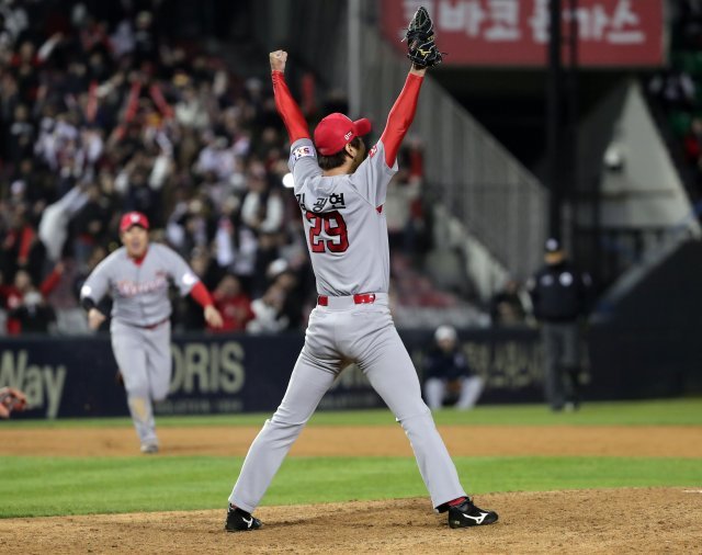 12일 오후 서울 송파구 잠실야구장에서 열린 2018 프로야구 신한은행 마이카 KBO 한국시리즈 6차전 두산 베어스와 SK 와이번스의 경기에서 승리를 거둔 SK 마무리 투수 김광현이 기뻐하고 있다. SK 와이번스는 지난 2010년 이후 8년만에 정상을 탈환했다. © News1