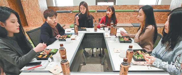 6일 서울 중구 ‘11번가’에서 열린 동아일보 도시락토크에서 11번가 직원들과 취업준비생들이 함께 식사하며 입사 합격 비법과 회사 생활에 관해 이야기를 나누고 있다. 원대연 기자 yeon72@donga.com