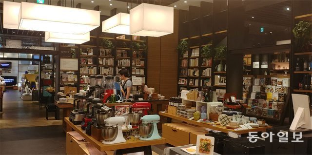 커피와 카페를 다룬 책이 꽂힌 쓰타야 서점의 서가 앞에 커피와 베이킹 용품이 진열돼 있다. 쓰타야는 서점이라기보다 취향을 판매하는 멀티플렉스에 가깝다. 도쿄=이지운 기자 easy@donga.com