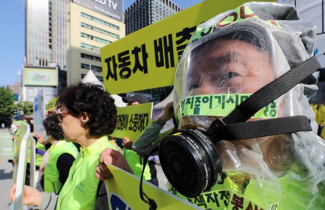 녹색자전거봉사단연합 회원들이  서울 광화문광장에서 ‘미세먼지 바르게 알고 행동하기’ 캠페인을 벌이고 있다.  (뉴스1DB) © News1