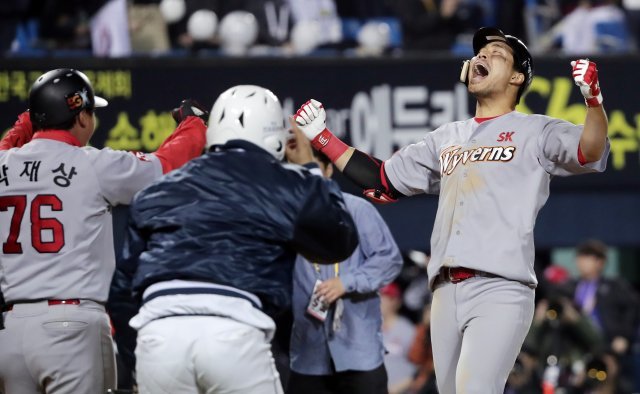 12일 오후 서울 송파구 잠실야구장에서 열린 2018 프로야구 신한은행 마이카 KBO 한국시리즈 6차전 두산 베어스와 SK 와이번스의 경기 13회초 2사 주자없는 상황, SK 한동민이 솔로 홈런을 친 후 기뻐하고 있다. 2018.11.12/뉴스1 © News1
