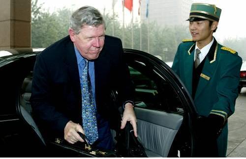 평양을 방문하고 중국 베이징으로 나온 제임스 켈리 전 미국 국무부 동아태담당 차관보가 베이징 숙소에 도착하고 있다. 2002년 10월.