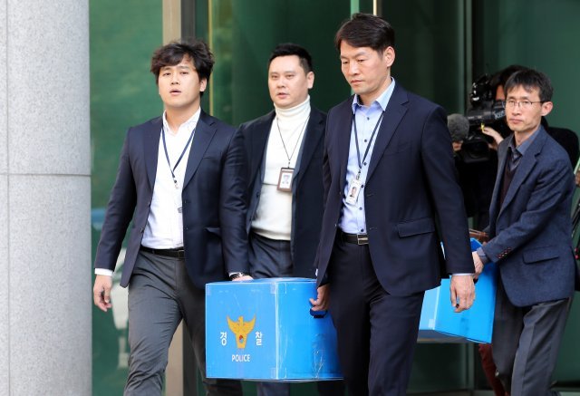 경찰이 13일 오후 서울 마포구 공덕동 한국어린이집총연합회에서 압수수색을 마친 뒤 압수품을 옮기고 있다. 경찰은 현재 정치자금법과 부정청탁 및 금품 등 수수의 금지에 관한 법률 위반 등 혐의로 김용희 한국어린이집총연합회장을 불구속 입건해 조사 중이다. 2018.11.13/뉴스1 © News1