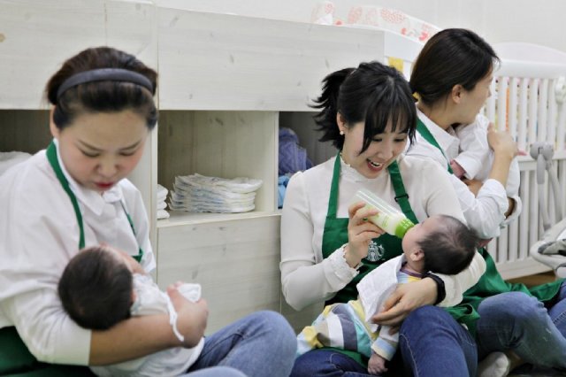 올해 10월 기준 전국에 124명이 근무 중인 리턴맘 바리스타들의 아기 돌보기 봉사활동 모습. 스타벅스커피코리아제공