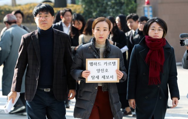 한국사이버성폭력대응센터와 녹색당 등 시민정당 단체 활동가들이 13일 오전 서울 종로구 수송동 서울지방국세청 앞에서 양진호 분식회계, 탈세 의혹 긴급 기자회견을 마친 뒤 탈세신고서 접수를 위해 이동하고 있다. 왼쪽부터 김경율 회계사(참여연대 집행위원장), 서승희 한국사이버성폭력대응센터 대표, 신지예 녹색당 공동운영위원장. 한국사이버성폭력대응센터 등은 이날 기자회견에서 구속된 양진호 한국미래기술 회장의 로봇개발 자금출처에 대한 의혹 제기와 함께 웹하드 카르텔의 불법수익 규탄하고 탈세신고서를 국세청에 접수했다. 2018.11.13/뉴스1 © News1