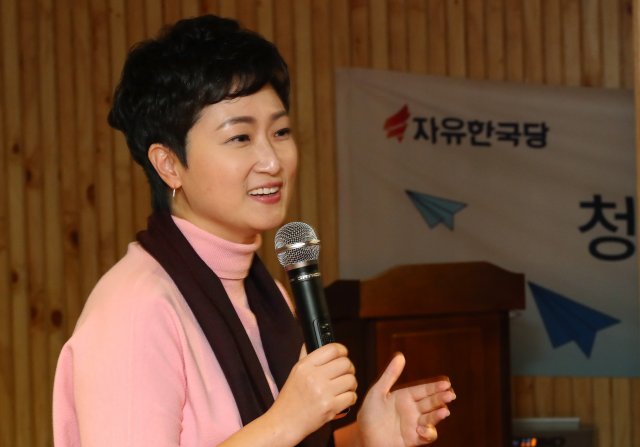 이언주 바른미래당 의원이 지난 9일 오후 서울 서초구 방배동 유중아트센터 아트홀에서 열린 자유한국당 청년특별위원회 ‘+청년바람 포럼’에서 초청 강연을 하고 있다. 2018.11.9/뉴스1 © News1