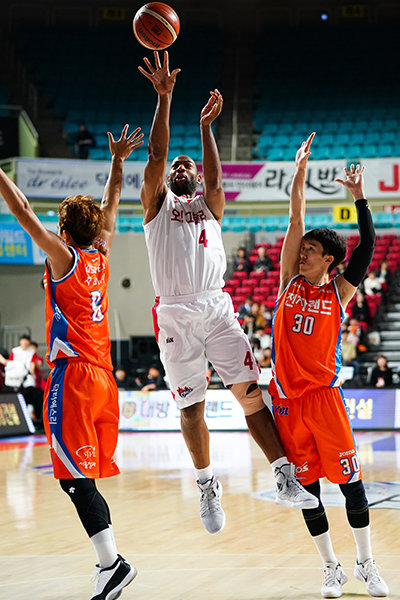 리온 윌리엄스(가운데). 사진제공｜KBL