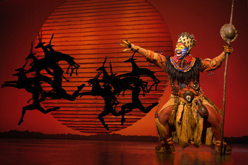 mukelisiwe goba as rafiki and the north american tour company - the lion king - photo by joan marcus ⓒ disney