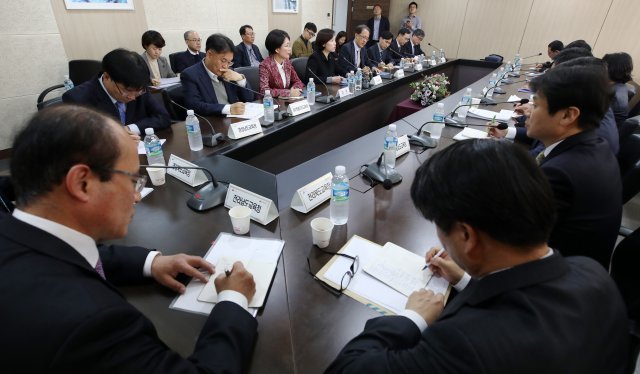 유은혜 사회부총리 겸 교육부 장관이 13일 오후 서울 여의도 교육시설재난공제회에서 열린 제3차 유아교육 공공성 강화 추진단 회의에서 모두발언을 하고 있다. 뉴스1 © News1